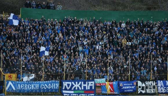 Ексцесии в Благоевград: Фенове на Левски гонят полицаи, униформените бягат