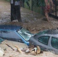 Ад в Константиново! Селото е под вода! Екипи на Гражданска защита и пожарникари спасяват хора 