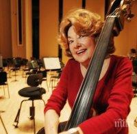 Най-възрастната изпълнителка на контрабас в света издъхна на сцената (ВИДЕО)