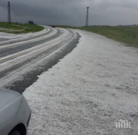 Страшна градушка удари Карнобат, градът побеля! (СНИМКА/ВИДЕО)
