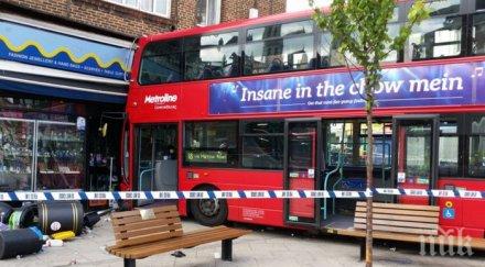 двуетажен автобус опита влезе триетажен магазин лондон десетки ранени