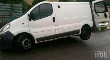 дупка пътя глътна микробус бургас