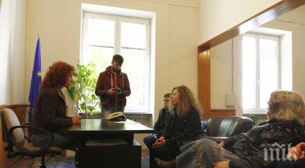 сигнал премиера борисов общественици журналисти внесоха възвание спасяване вестник ретро снимки видео