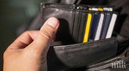 обраха възрастен мъж докато чака преглед