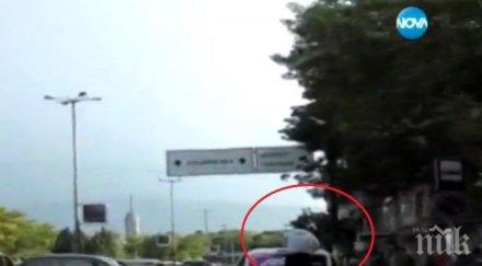 пълна лудост мъж яхна кола столичен булевард