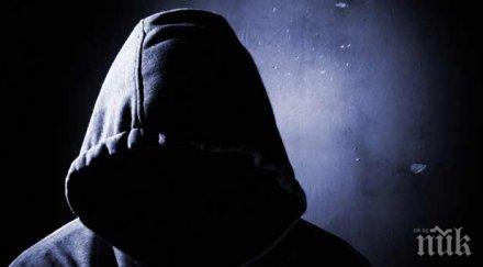 трима качулки помляха поп