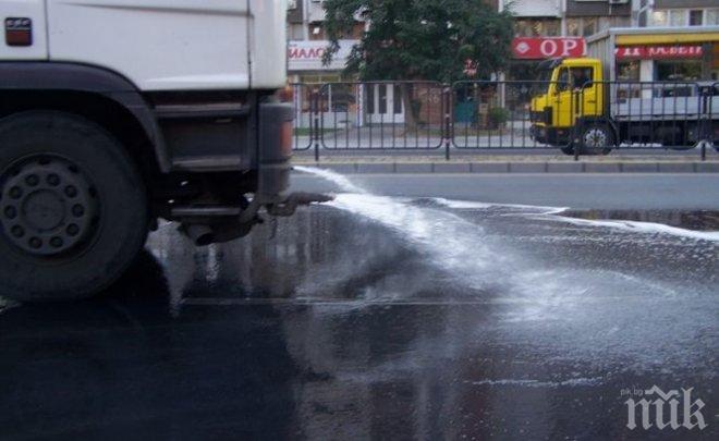 Километрични задръствания в столицата, мият улиците