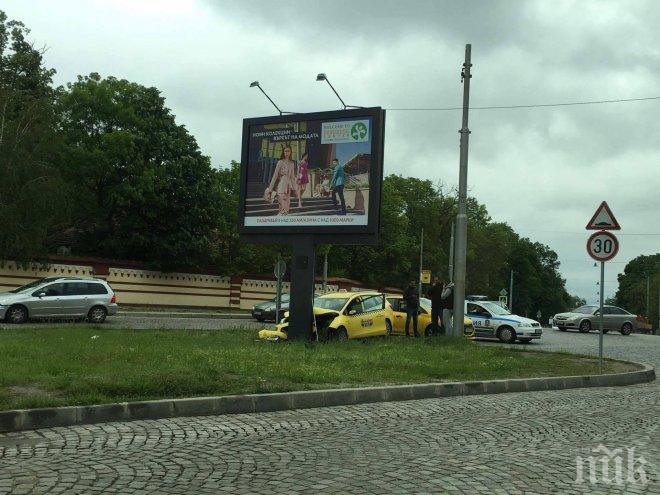 ПЪРВО В ПИК! Такси се размаза със зверска скорост в билборд в София (СНИМКА)
