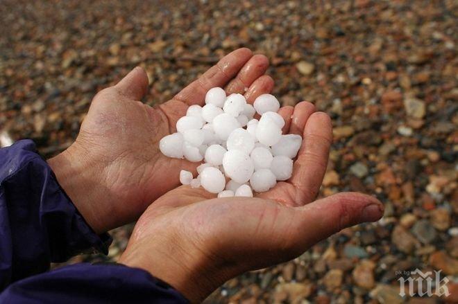 Градушки, валежи и гръмотевици до полунощ, после се избистря