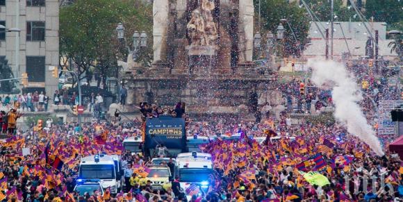 Вижте шампионската обиколка на Барса по улиците на града!