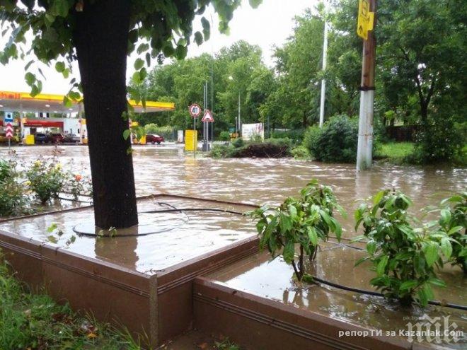 УЖАС! Казанлък втори ден под вода! 