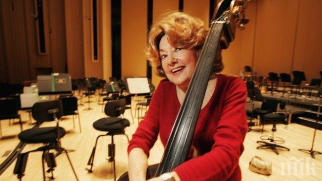 Най-възрастната изпълнителка на контрабас в света издъхна на сцената (ВИДЕО)