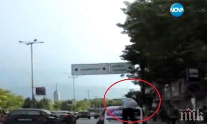 ПЪЛНА ЛУДОСТ! Мъж яхна кола на столичен булевард 