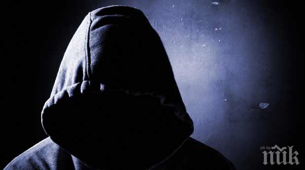 Трима с качулки помляха поп