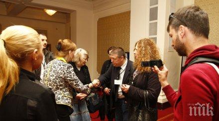 стоп монопола медиите сигнал народното събрание общественици журналисти внесоха възвание спасяване вестник ретро снимки видео