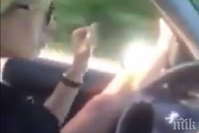 Шоу на пътя! Сексапилна варненка лети със 100 км/ч с високо вирнати крака (ВИДЕО)
