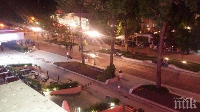 Наглост посреднощ във Варна! Кола нагази в пешеходна зона, за да остави пътник на входа на хотел (видео)