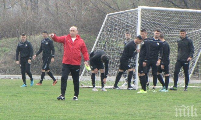 ЕКСКЛУЗИВНО В ПИК! Оперираха треньора на Локо Пловдив (СНИМКА ОТ БОЛНИЦАТА)