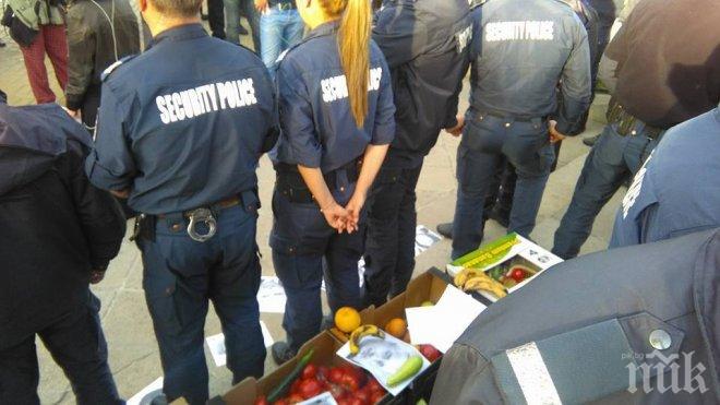 Протести пред Народното събрание с яйца