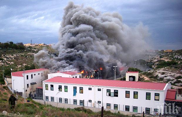 Мигранти подпалиха приюта си на остров Лампедуза в знак на протест