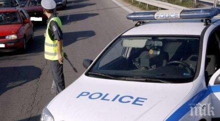 аварирал автомобил блокира пътя монтана смирненски