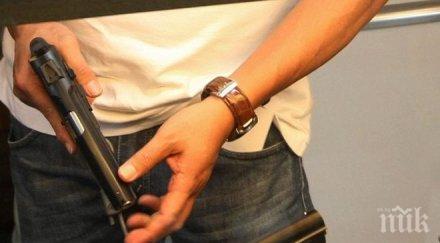 пистолет боеприпаси откриха автомобила годишен