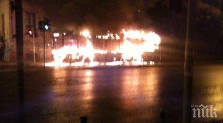 екстремисти подпалиха тролей атина