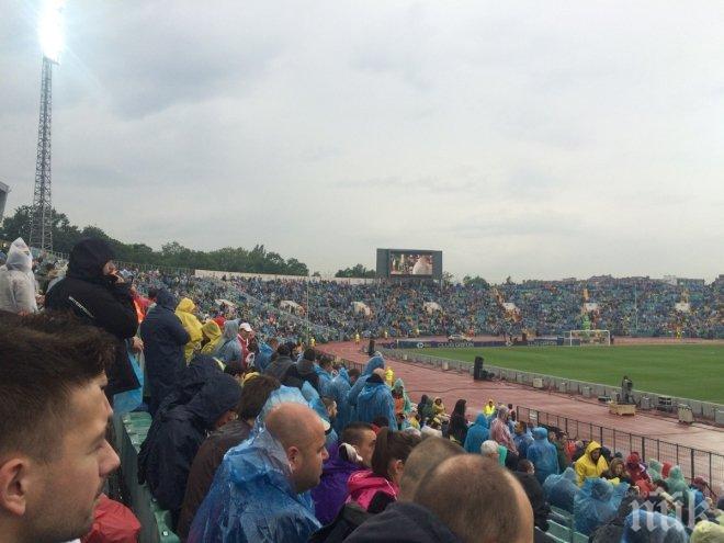 Ексклузивно в ПИК! Стадион Васил Левски е вече пълен (ПЪРВИ СНИМКИ) 