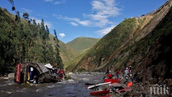 Трагедия в Конго! 37 души загинаха при тежка автобусна катастрофа 