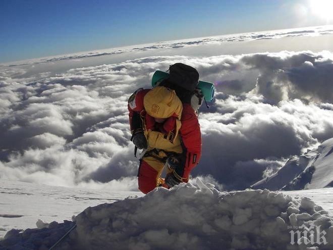 Инцидент! Холандски алпинист загина при слизането си от Еверест 