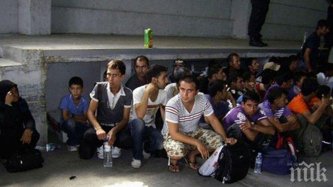 Заловиха 15 нелегални мигранти в 2 таксита край софийското село Лозен 
