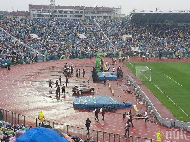 Звездите са вече на терена - вижте съставите!