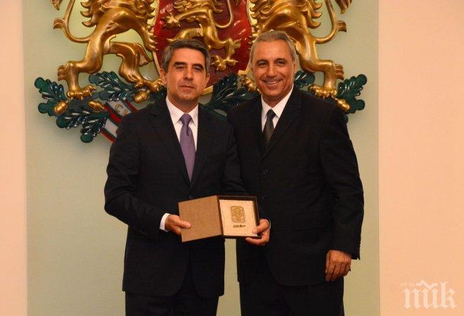 ПИК TV: Плевнелиев отличи Стоичков с почетния знак на президента