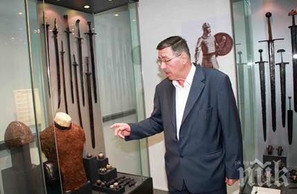 Бивш депутат с уникална колекция от боздугани, има повече от Британския музей!