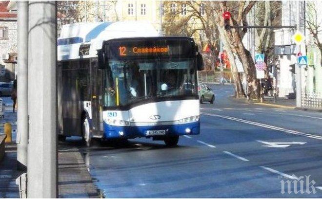 Автобус се вряза в стълб във Варна, най-малко 10 пътници са ранени (СНИМКИ)