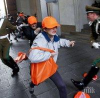 Студенти нахлуха в президентския дворец в Сантяго