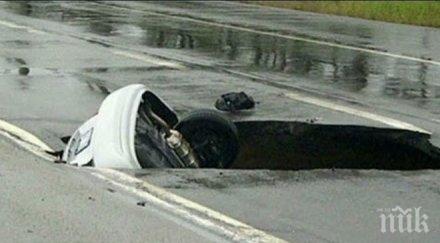 ужасяваща гледка път разцепи погълна четири коли уникално видео