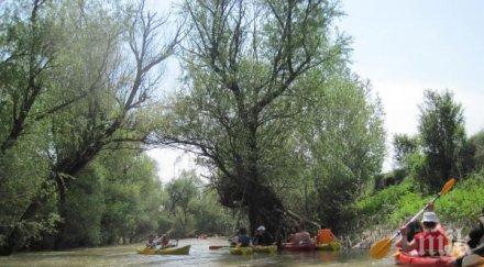 двама заседнаха лодка марица викат пожарната помощ