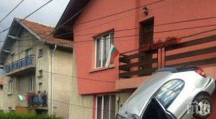 уникално зрелищна катастрофа банкя кола кацна къща снимки