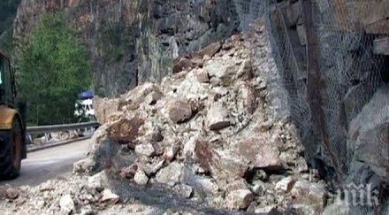 внимавайте скали рушат пътя пловдив асеновград смолян