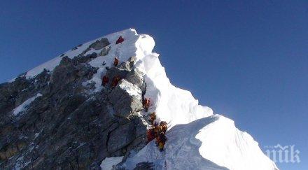 броят загиналите еверест алпинисти сезон достигна петима души