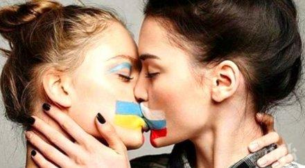 русия украйна гореща целувка секс бомба телевизията провокира лесбийско фото снимка
