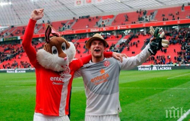 Вратарят на Майнц е на Анфийлд, чака договора си