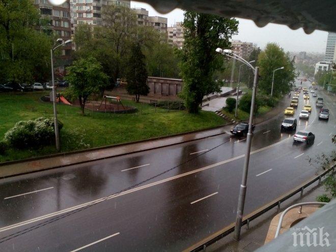 Буря удари Пловдив! Силен вятър преобърна столовете по главната (СНИМКА)