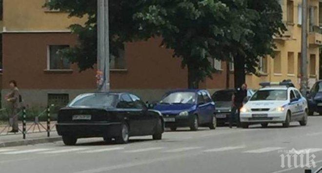 Гъзар с БМВ попиля нова ограда във Враца, пробва се да бяга на полицията