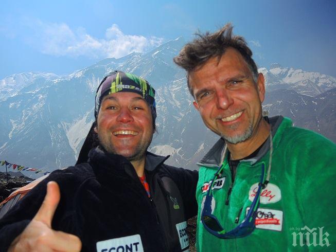 Двама българи изкачиха връх Макалу
