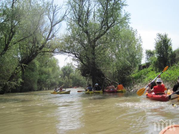 Двама заседнаха с лодка в Марица, викат пожарната на помощ