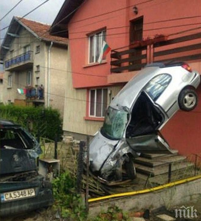 Уникално! След зрелищна катастрофа в Банкя, кола кацна върху къща (СНИМКИ)