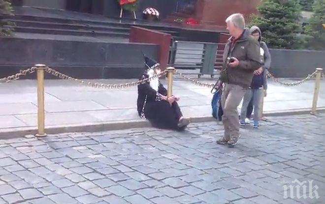 Жена-фея се прикова с белезници пред Мавзолея на Ленин на Червения площад (ВИДЕО)