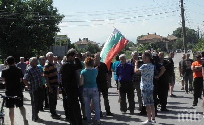 Много шум за... едночасов протест! Недоволните от Гърмен свиха знамената